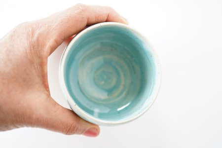 Preview: handgetöpferter Türkis beige natur Keramik Mocca Kaffee Becher