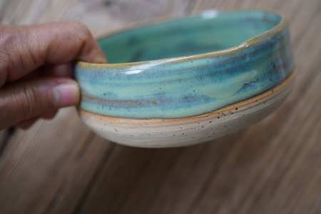 handgetöpferte Bowl Keramik Schale für Müsli, Suppe oder Salat in türkisblau beige natur