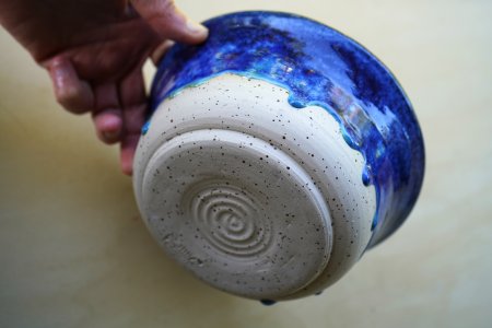 Handgetöpferte Ramen Keramik Schale  – in tiefem Kristallblau