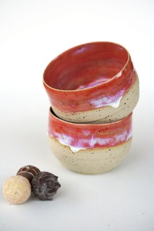 Preview: handgetöpferter Cappuccino Keramik Becher weiß rot rose