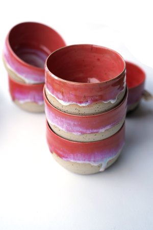 Preview: handgetöpferter Cappuccino Keramik Becher weiß rot rose