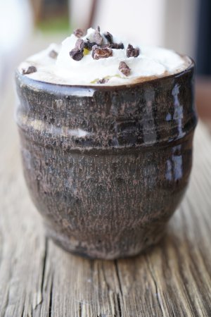 handgetöpferter Keramik Kaffee Becher braun beige