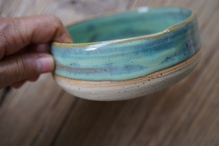 handgetöpferte Bowl Keramik Schale für Müsli, Suppe oder Salat in türkisblau beige natur