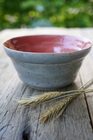 Handgetöpferte Ramenschale aus Keramik – grau und rotrosa