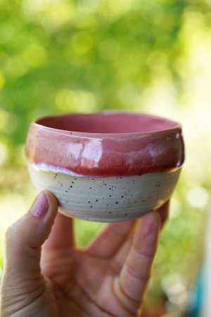 Handgefertigte Keramikbecher – rosa mit rot weißem melange Farbspiel