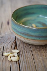 handgetöpferte Bowl Keramik Schale für Müsli, Suppe oder Salat in türkisblau beige natur