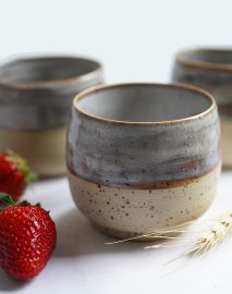 Handgetöpferter Keramik Mocca Kaffee Becher - grau blau braun melliert mit natürlichen Sprengeln