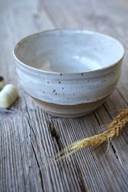 Handgetöpferte Matcha Schale aus Keramik – creme weiß toffee – Unikat
