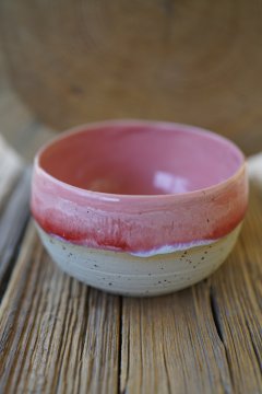Keramik Kaffeebecher handgetöpfert – Rosé mit Rot Weißem Melange Farbspiel