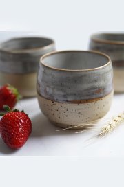 Keramik Mocca Kaffee Becher handgetöpfert - Grau Blau Braun melliert mit natürlichen Sprengeln